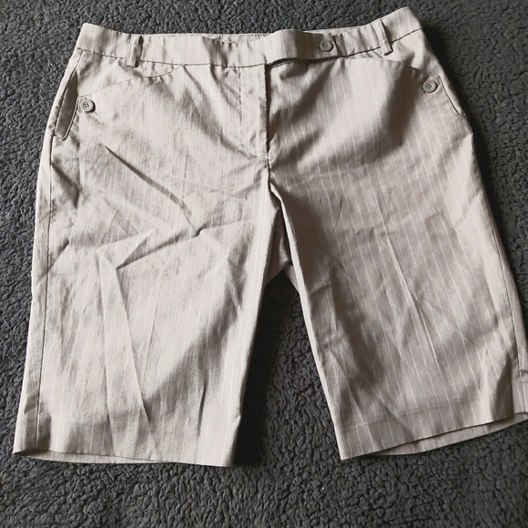 2/$20 Suzy Sierra Walking Shorts - Picture 1 of 4